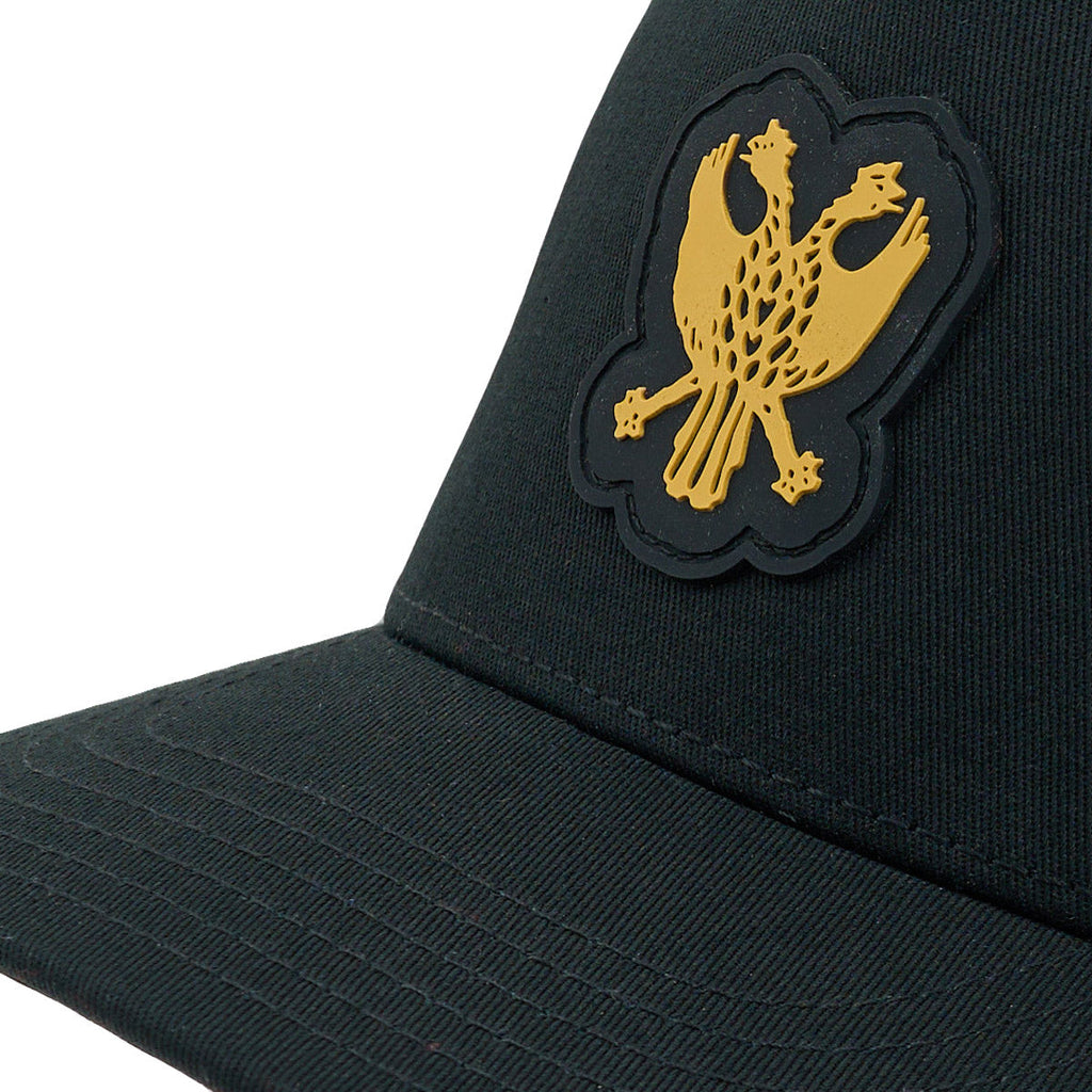 Pet zwart badge logo met gouden strepen